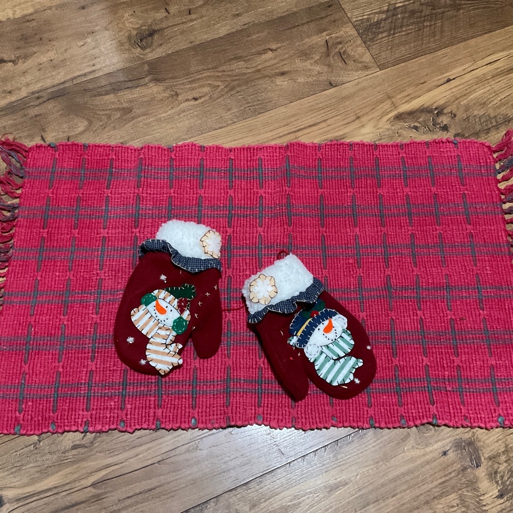 Christmas small rug and snowmen mittens bundle